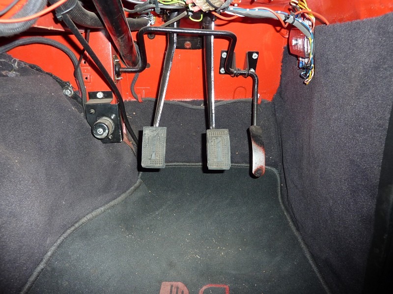 TR2 Pedalerie bei Rechtslenker