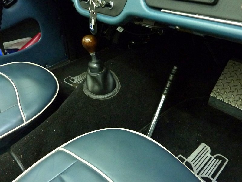 TR3 Fussraum mit Schaltknueppel und Handbremse
