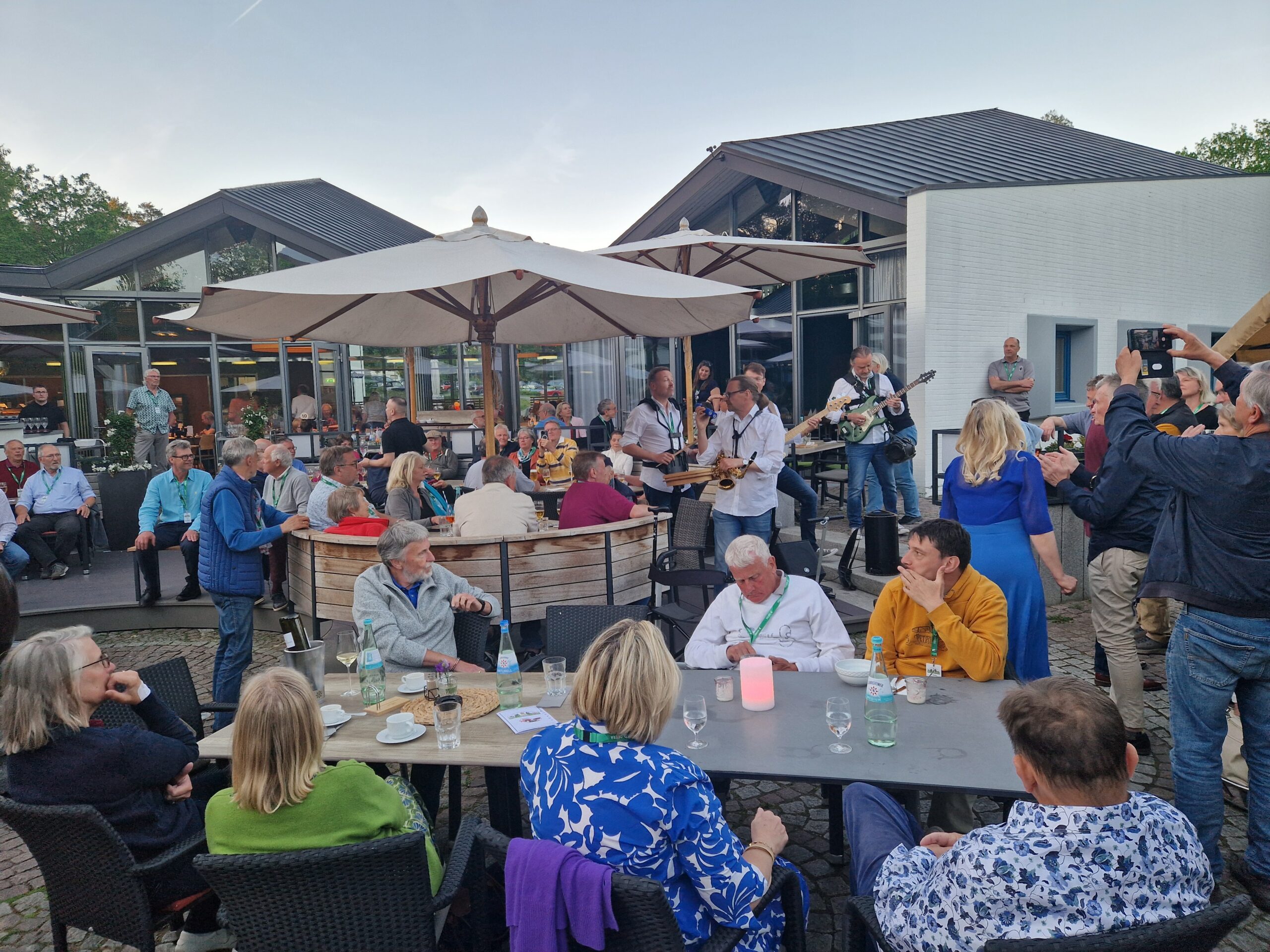 Soltau 2026 – Sonntag – Abends im Hotelgarten